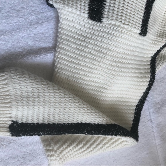 Roxy long sleeves stripes white and black stripes sweater size medium - Picture 9 of 10